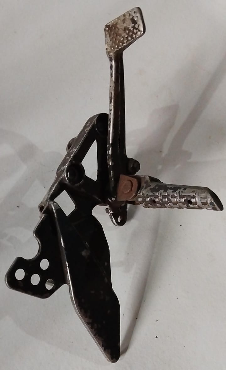 Yamaha FZR1000 Complete Front Right Footrest Bracket