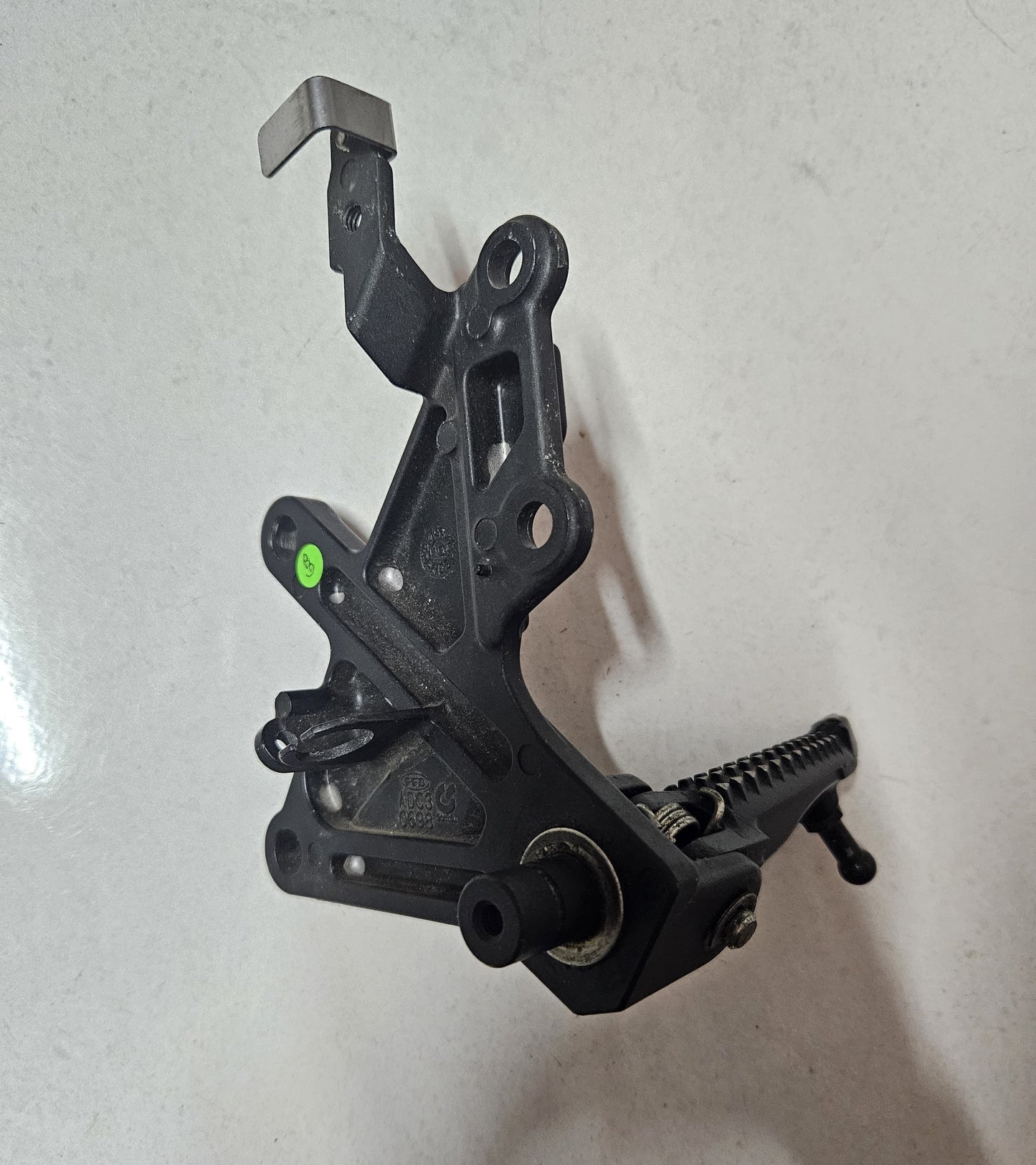 Kawasaki Ninja ZX-10R ZX10R ZX10 Front Right Footrest Bracket with Footrest