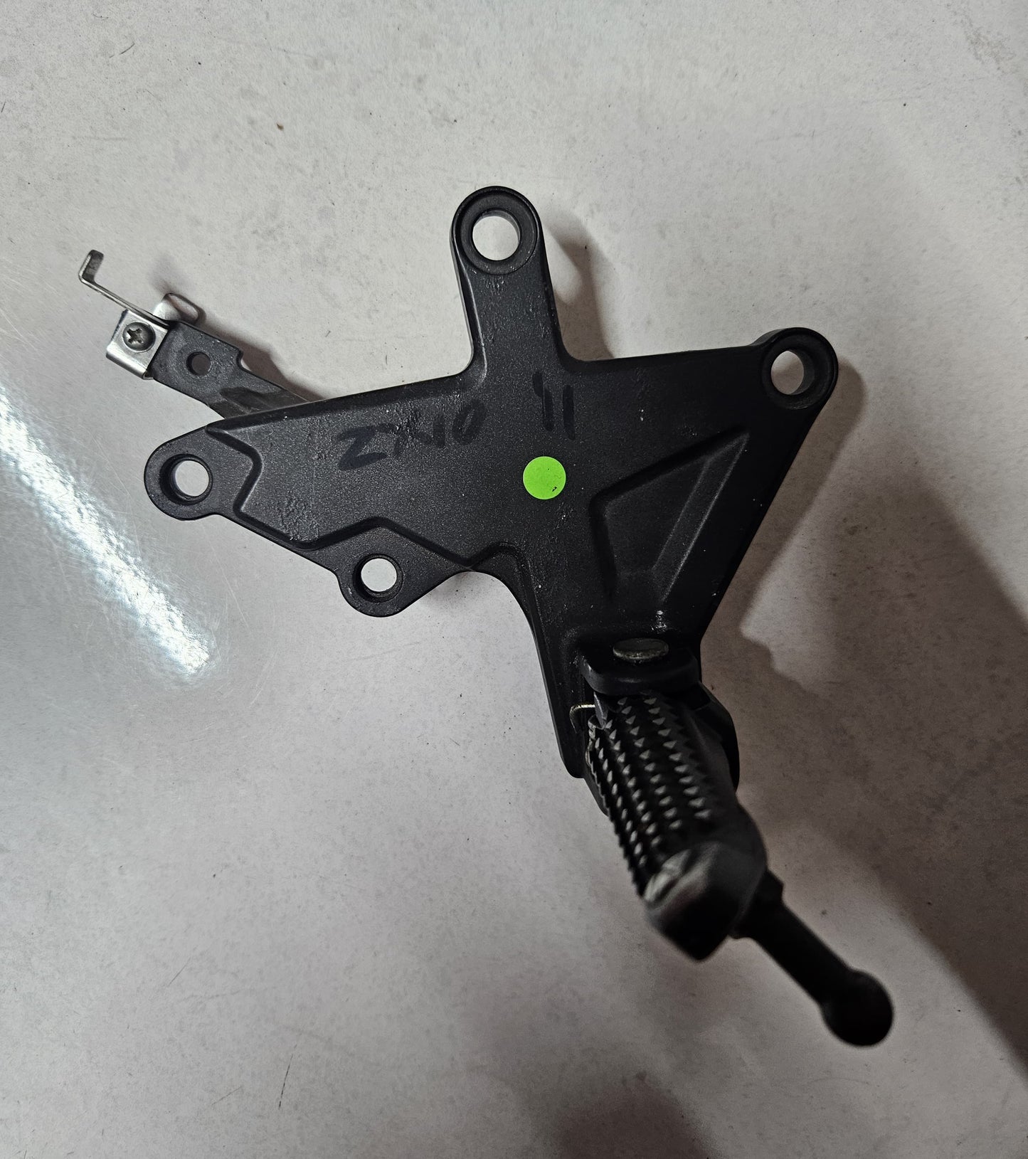 Kawasaki Ninja ZX-10R ZX10R ZX10 Front Right Footrest Bracket with Footrest