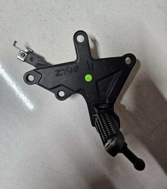 Kawasaki Ninja ZX-10R ZX10R ZX10 Front Right Footrest Bracket with Footrest