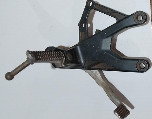 Yamaha YZF-R1 YZFR1 R1 Complete Right Footrest Bracket