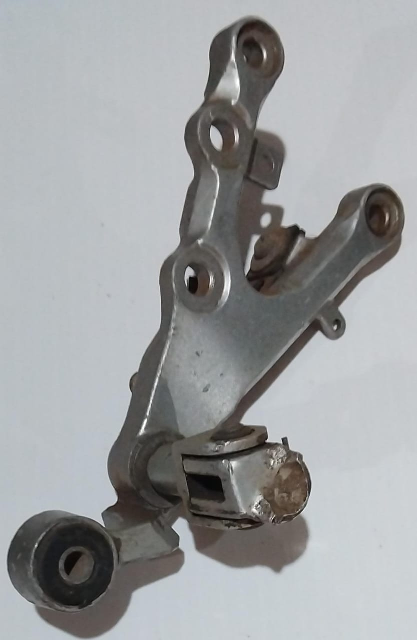 Yamaha YZF-R6 YZFR6 R6 Front Right Footrest Bracket